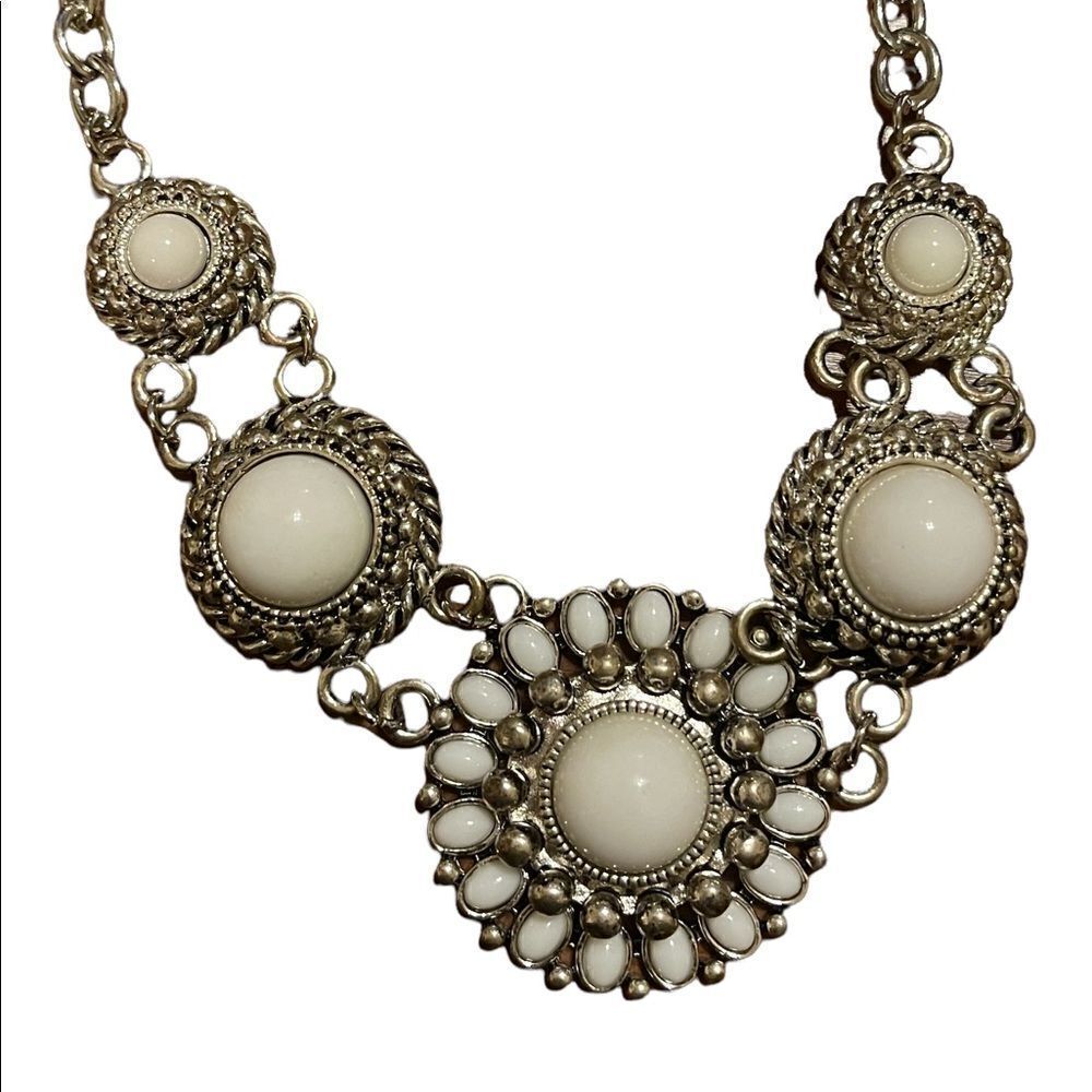 Silver tone with white bead flower design necklace